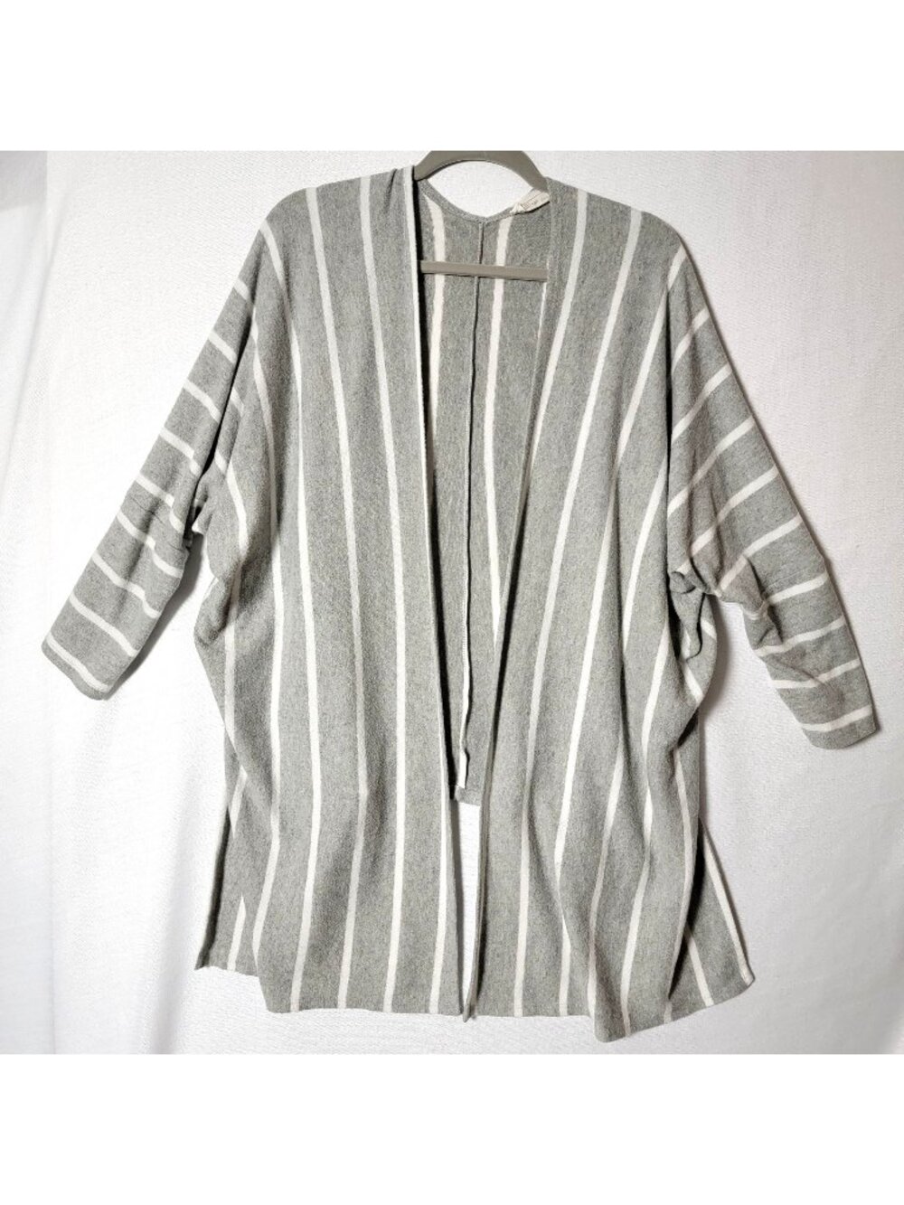 Millibon USA Womens Cardigan Shrug Size L Hi Low Hem Grey & White Vintage USA